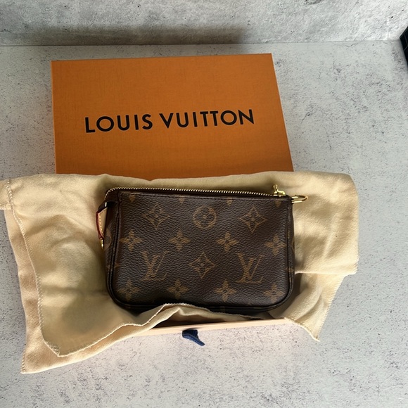 Louis Vuittton NWT tag, dust bag and box included. - Picture 10 of 10